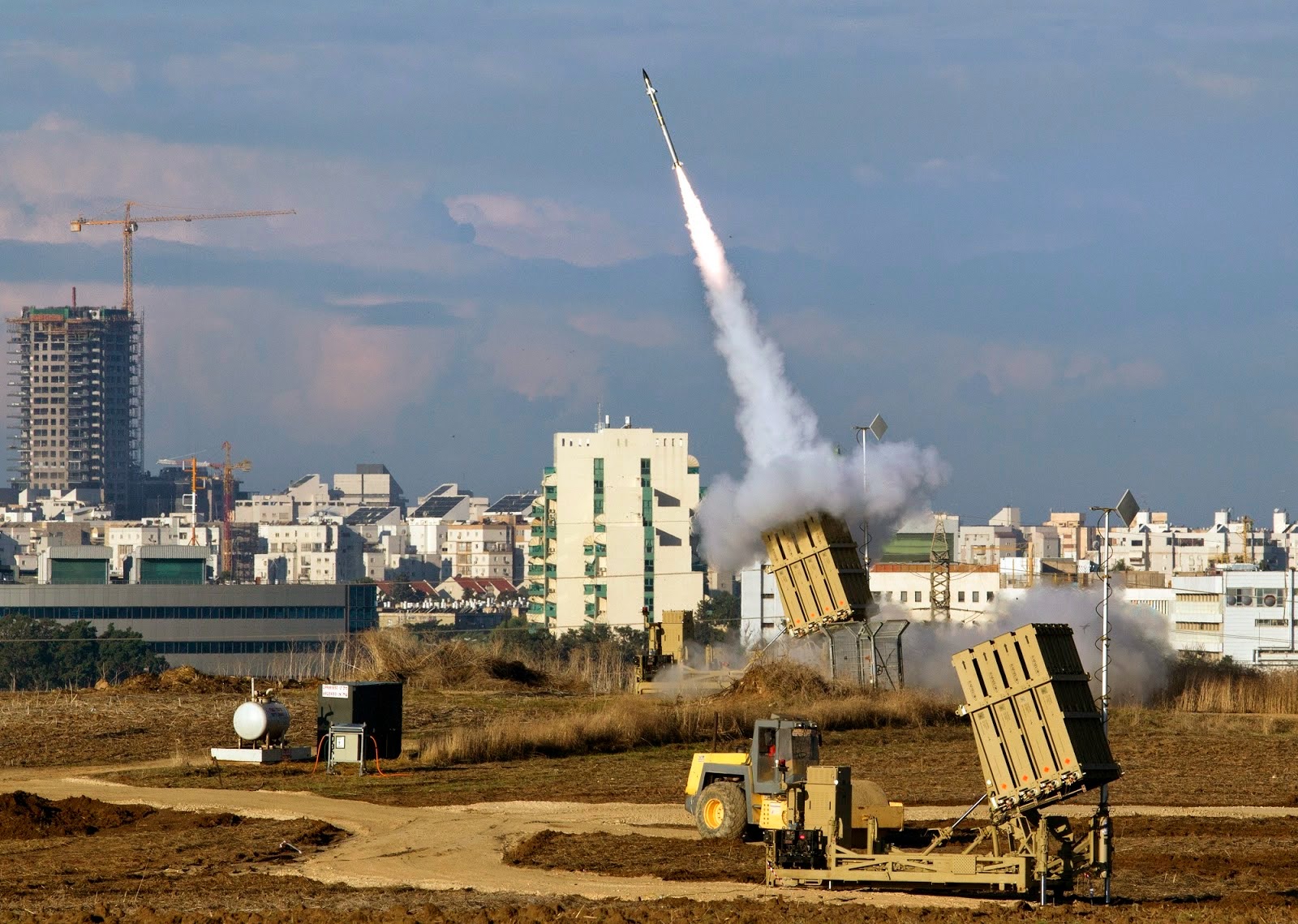 إعلام عبري: سقوط صاروخ بالخطأ على مستوطنة بغلاف غزة