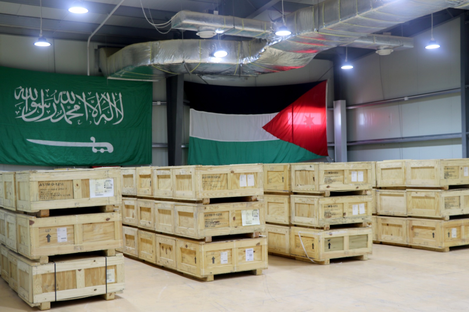200 مظلة سعودية لدعم الأردن في إنزال المساعدات على غزة