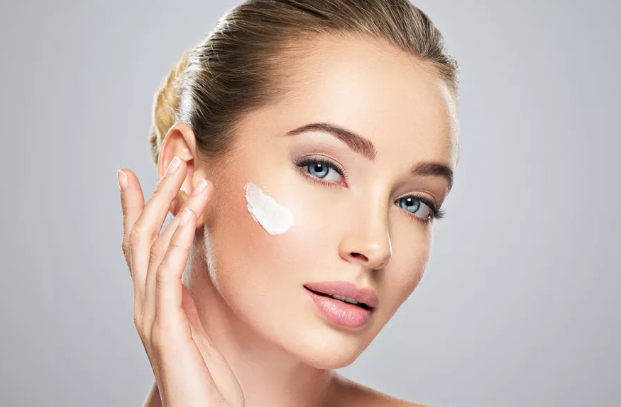 7 اختلافات بين السيروم والمرطب ..  ما هي؟