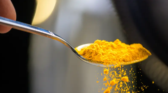الكركم ..  تأثير محدود على ضغط الدم رغم الفوائد الكبرى 