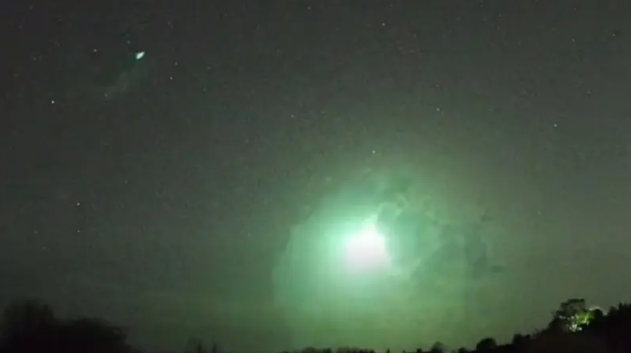 كرة نارية ضخمة في سماء بريطانيا تثير الذعر 