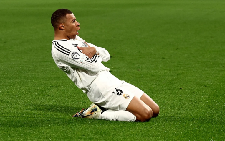 باريس سان جيرمان يرضخ لمطالب مبابي ويدفع له ملايين 