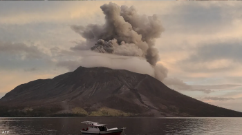 نفث الرماد على ارتفاع شاهق ..  بركان إيبو يثور في إندونيسيا