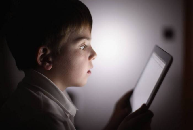 خبراء: الأردن يتخذ خطوة استباقية لحماية اليافعين من مخاطر الانترنت