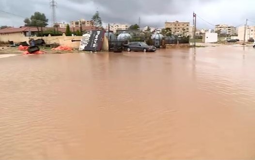 إعادة حركة المرور في شارع البترا بإربد 