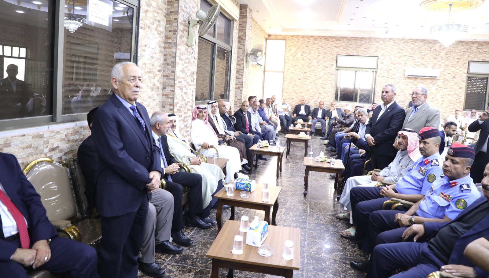 مندوبا عن الملك وولي العهد ..  العيسوي يعزي عشيرة السعود