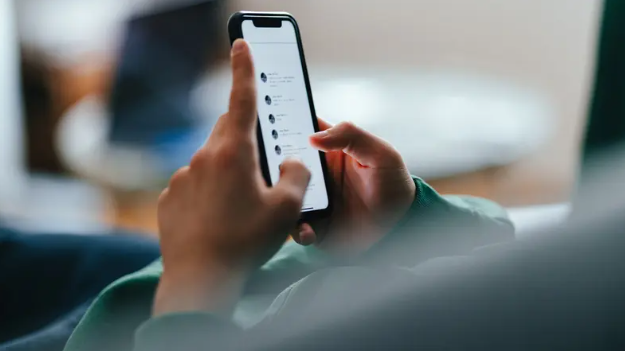 5 طرق لمقاومة إدمان تفقد هاتفك باستمرار 