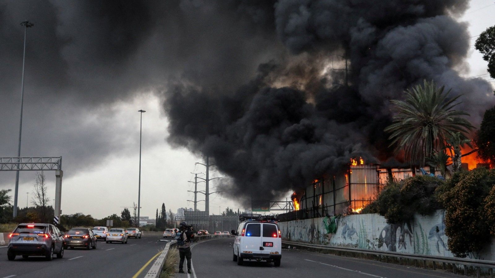 هجوم بطائرة مسيرة يسبب حريقاً في حقل شاه بأبوظبي