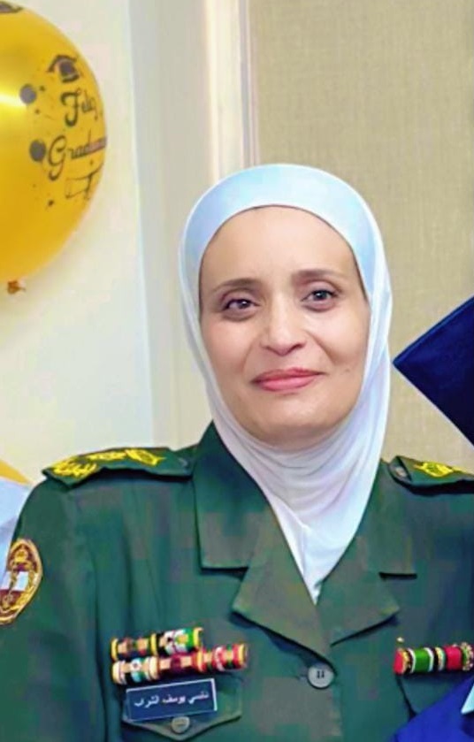 مقدم تمريض متقاعدة نانسي العبادي ..  الثلج اغلق الطرق ووصلت سيرا لاستقبال المرضى