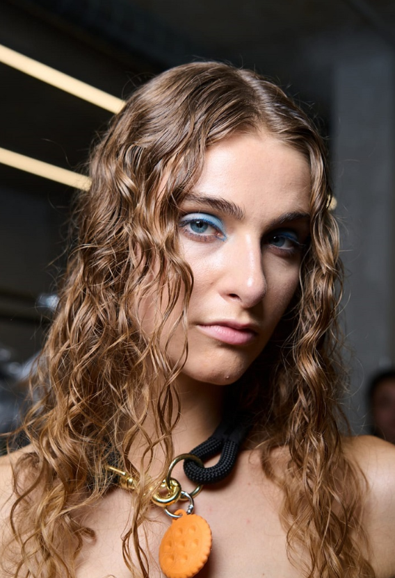 الشعر المبلل يعود إلى الواجهة ..  كيف تعتمدين الـWet Look بأناقة؟