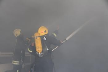 إخماد حريق كبير شب داخل محال ومشغل لتصنيع الأثاث في المفرق
