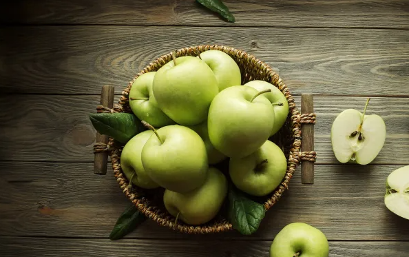 تفاحة كل يوم… كيف تؤثر على صحتك؟