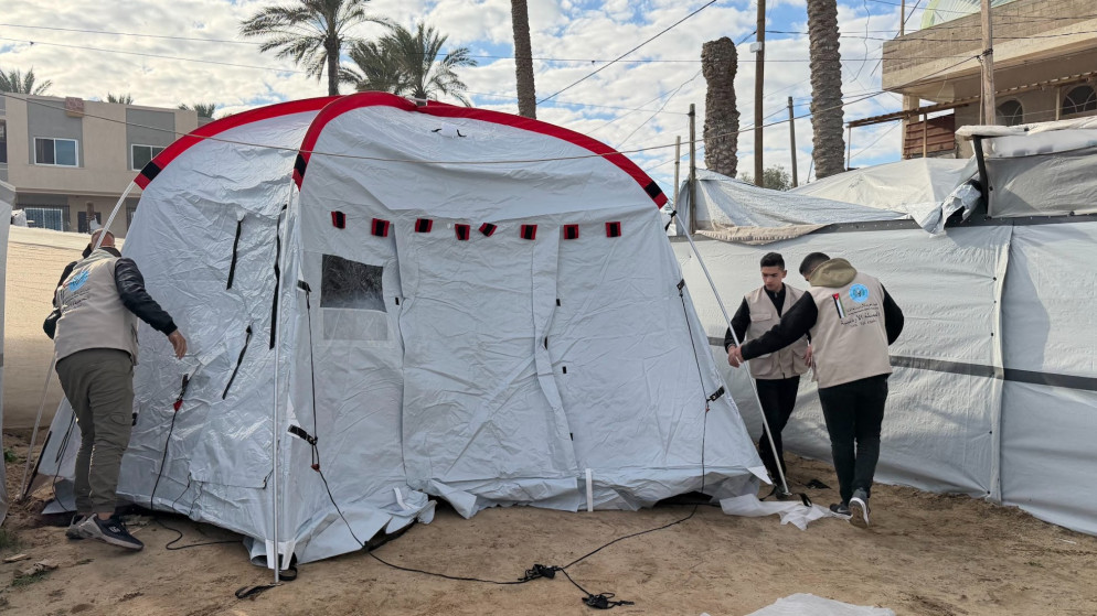 الحملة الأردنية والهيئة الخيرية توزعان خياما على عائلات نازحة في غزة