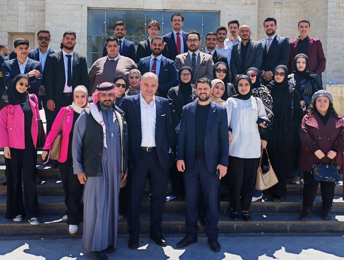 وفد من طلبة كلية القانون في جامعة إربد الأهلية يَزور قصر عدل إربد بهدف تعزيز الوعي القانوني والتطبيقي