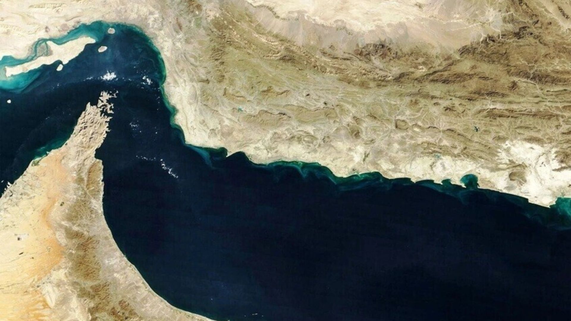 استهداف 3 سفن شحن في مضيق هرمز