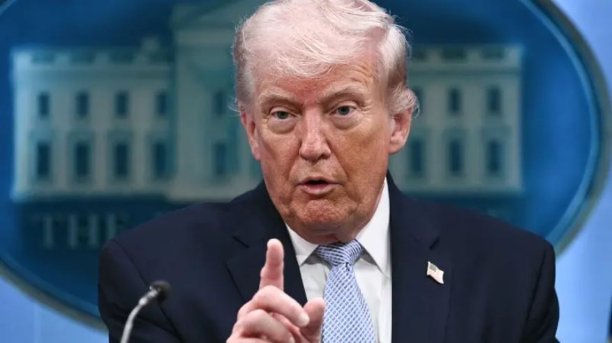 ترامب يشير إلى الورقة الرابحة ضد إيران ..  ويلمح للحصار البحري