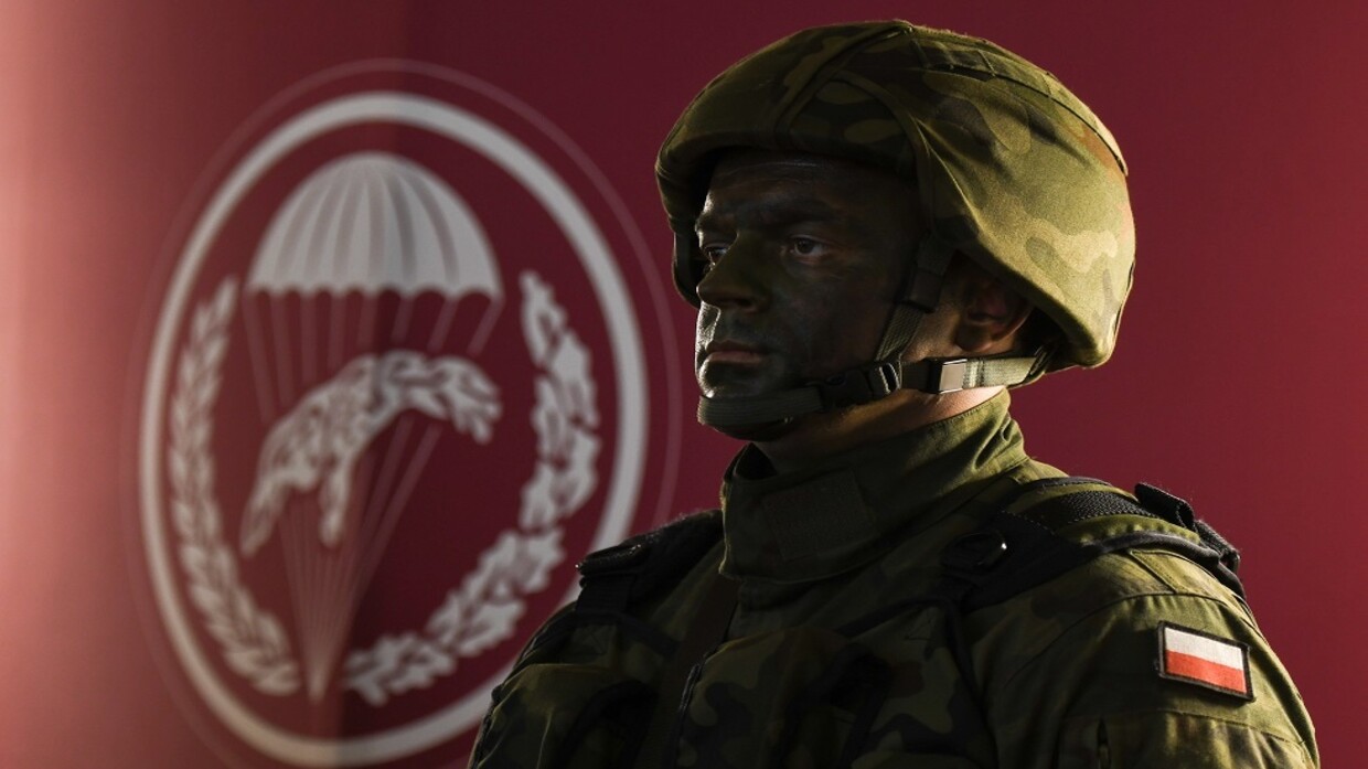 مظليون بولنديون يهبطون بالخطأ في قرية بدلًا من الصحراء 