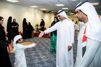 بن دلموك يشارك طيران الإمارات احتفالاتها بالعيد الوطني الـ 51