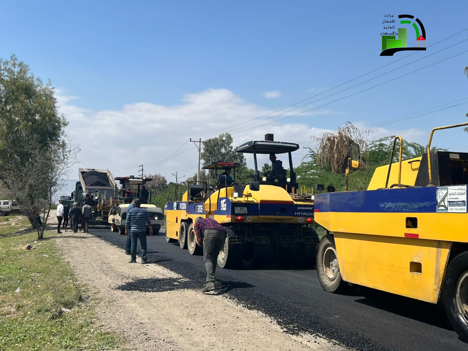 الأشغال تباشر صيانة طريق السكنة باتجاه الشونة والكرامة