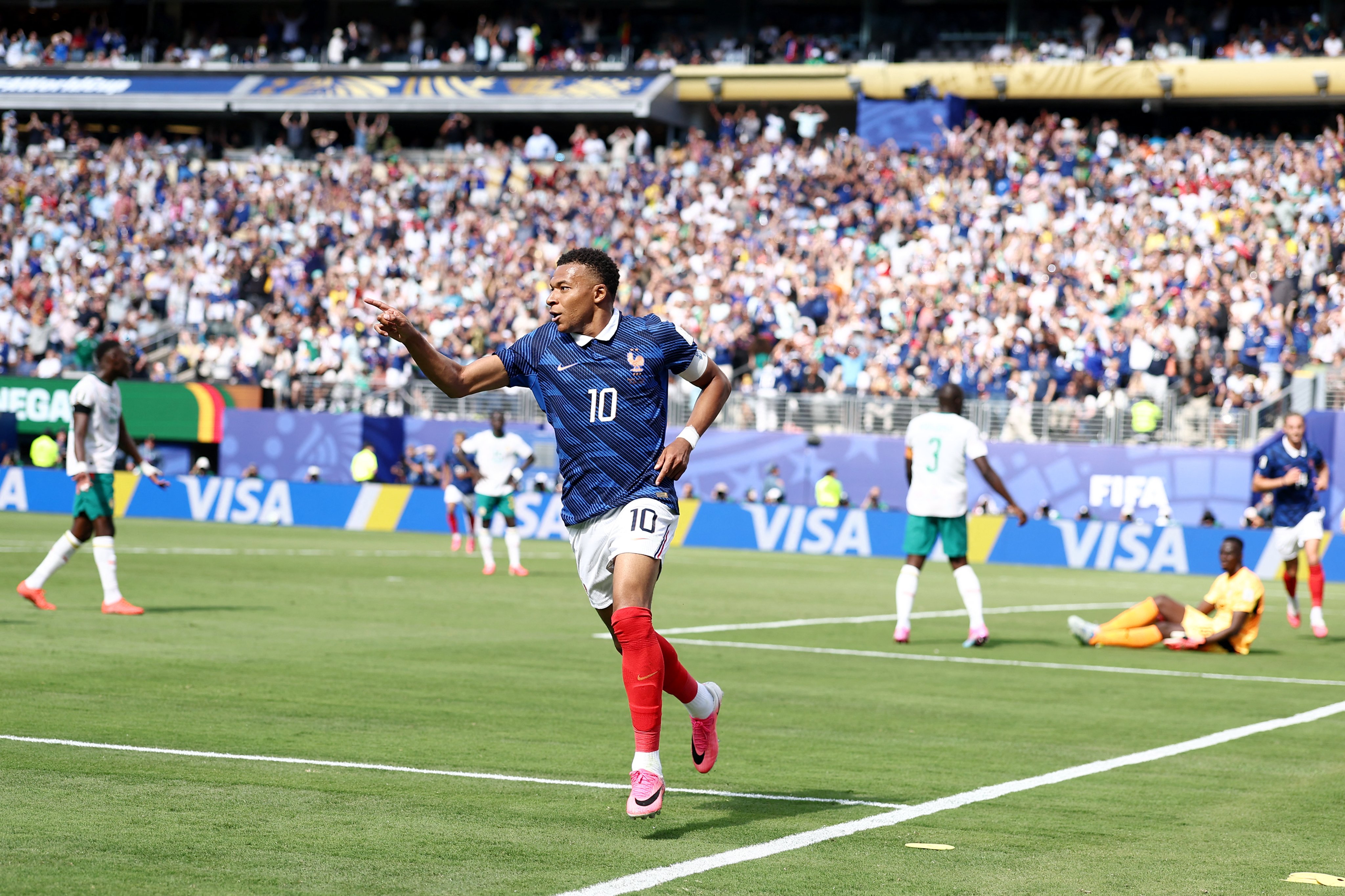 مبابي يقود فرنسا إلى فوز على السنغال في أولى جولاتهما بكأس العالم 