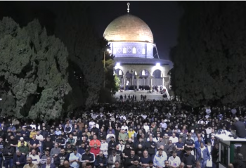 الآلاف يؤدون صلاتي العشاء والتروايح في المسجد الأقصى (بث مباشر)