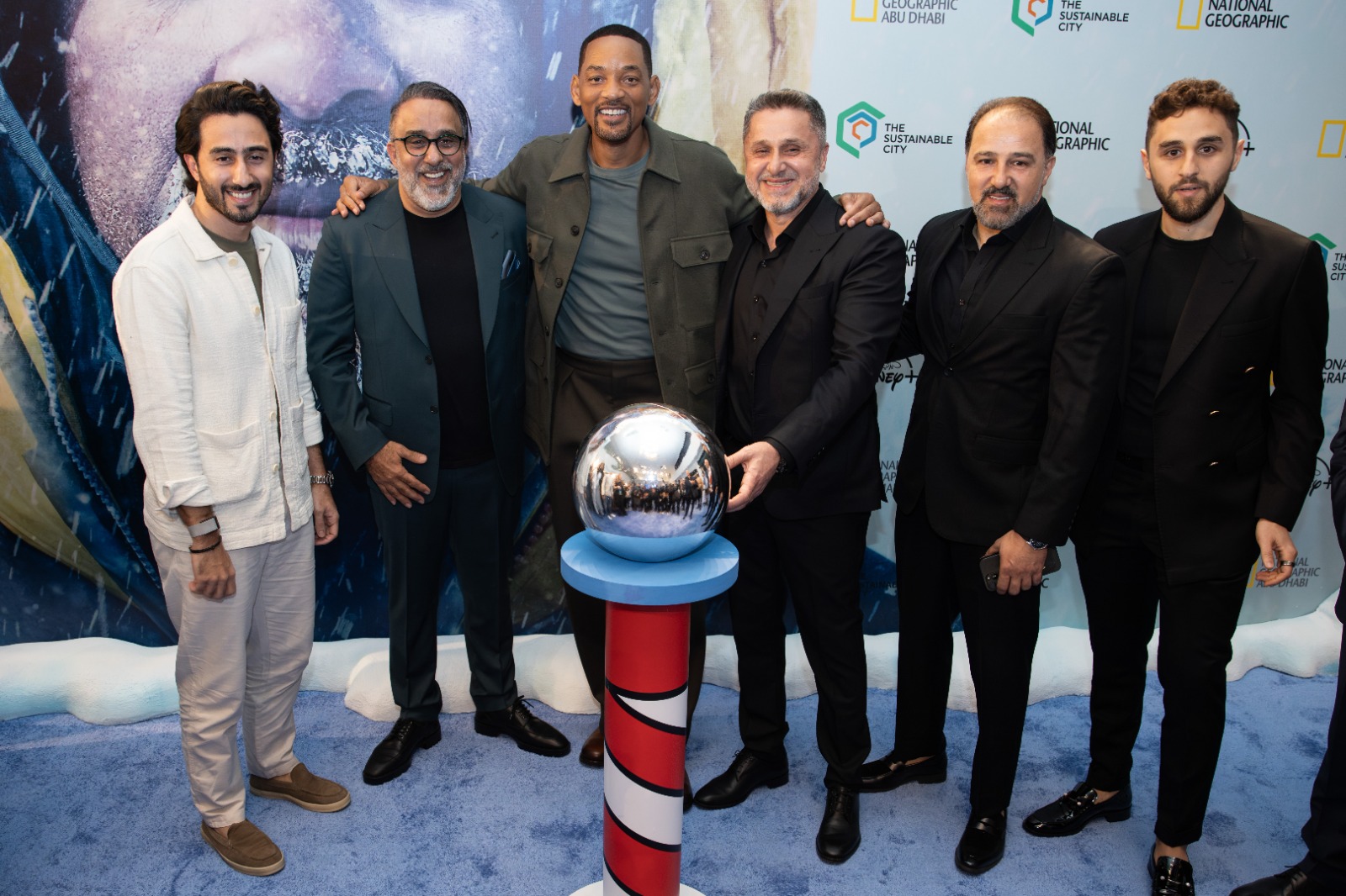 ويل سميث يخطف أنظار دبي في عرض من القطب إلى القطب