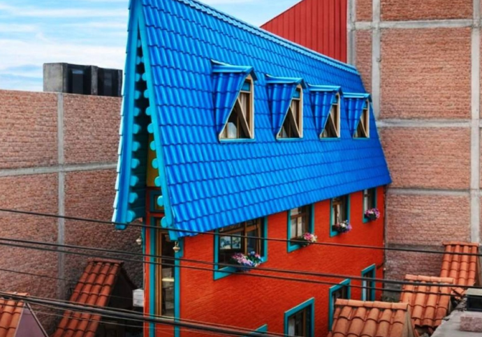 عرضه 63 سنتيمتراً فقط ..  أضيق منزل في العالم يكسر قوانين المساحة 