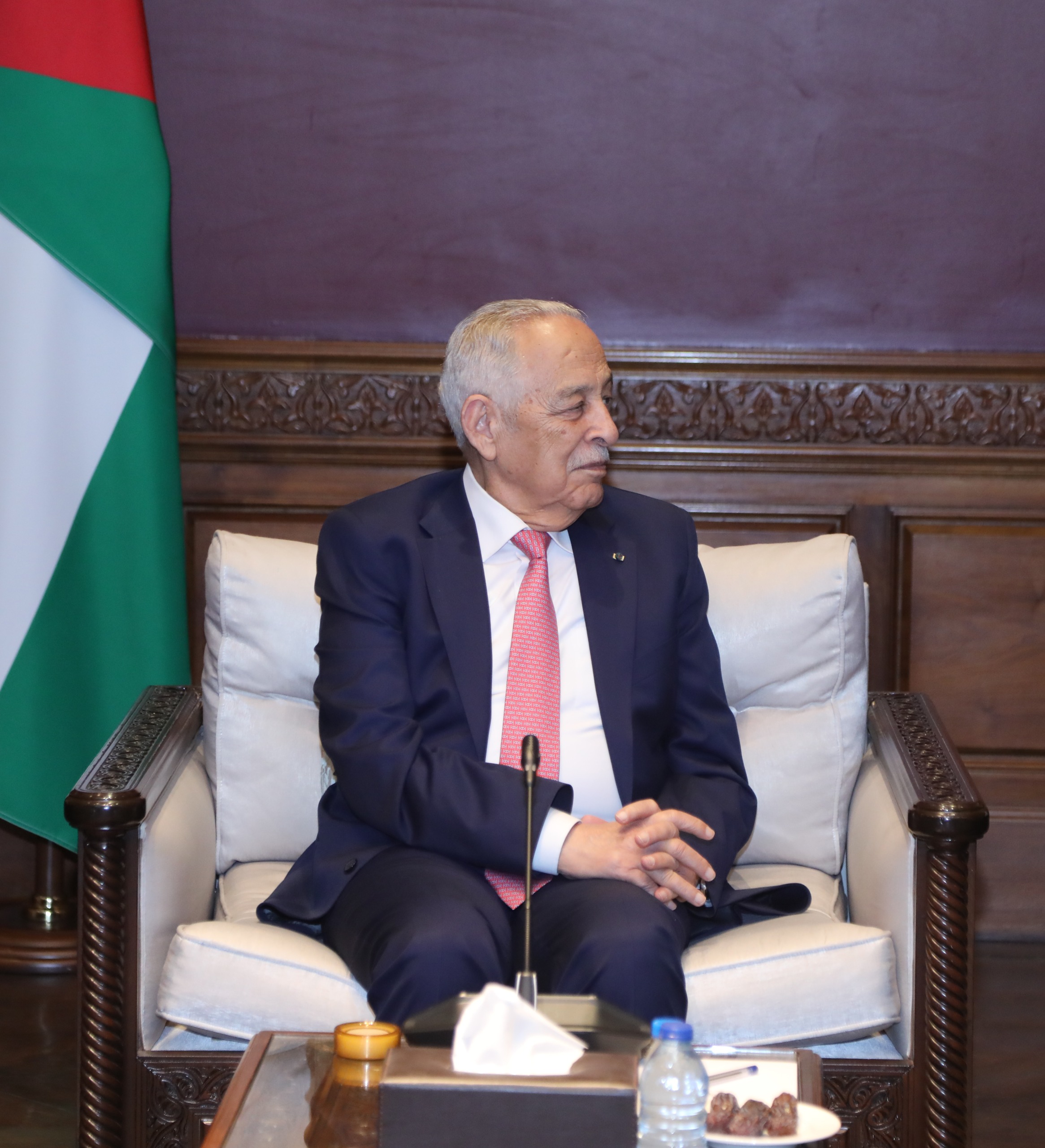 العيسوي ينقل تمنيات الملك وولي العهد بالشفاء للوزير الاسبق أبو جنيب الفايز