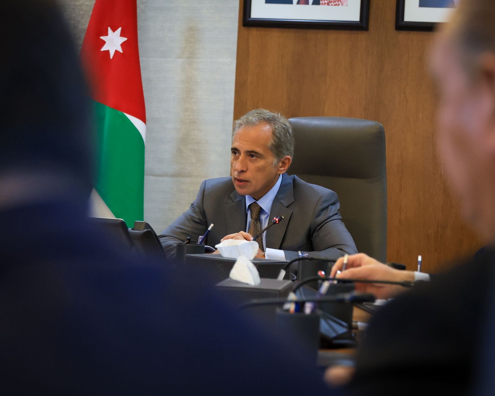 حسان يوجِّه بمراقبة الأسواق والأسعار ومنع الاحتكار: تطبيق القانون بحزم