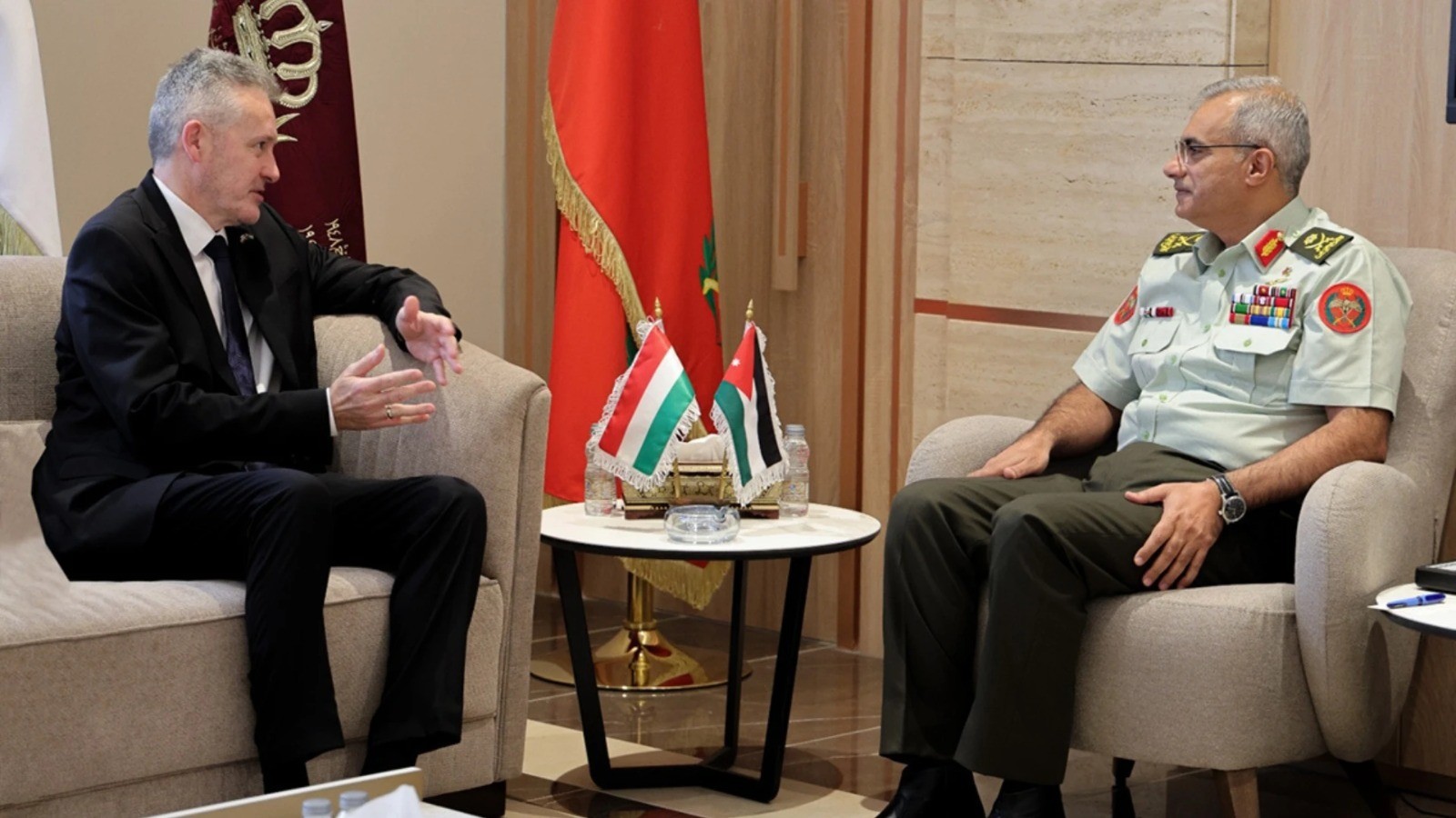 رئيس هيئة الأركان يبحث مع السفير الهنغاري التعاون المشترك