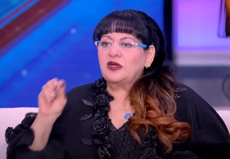 بسبب تجمعات شبابية أمام منزلها ..  فنانة مصرية تستغيث بالشرطة