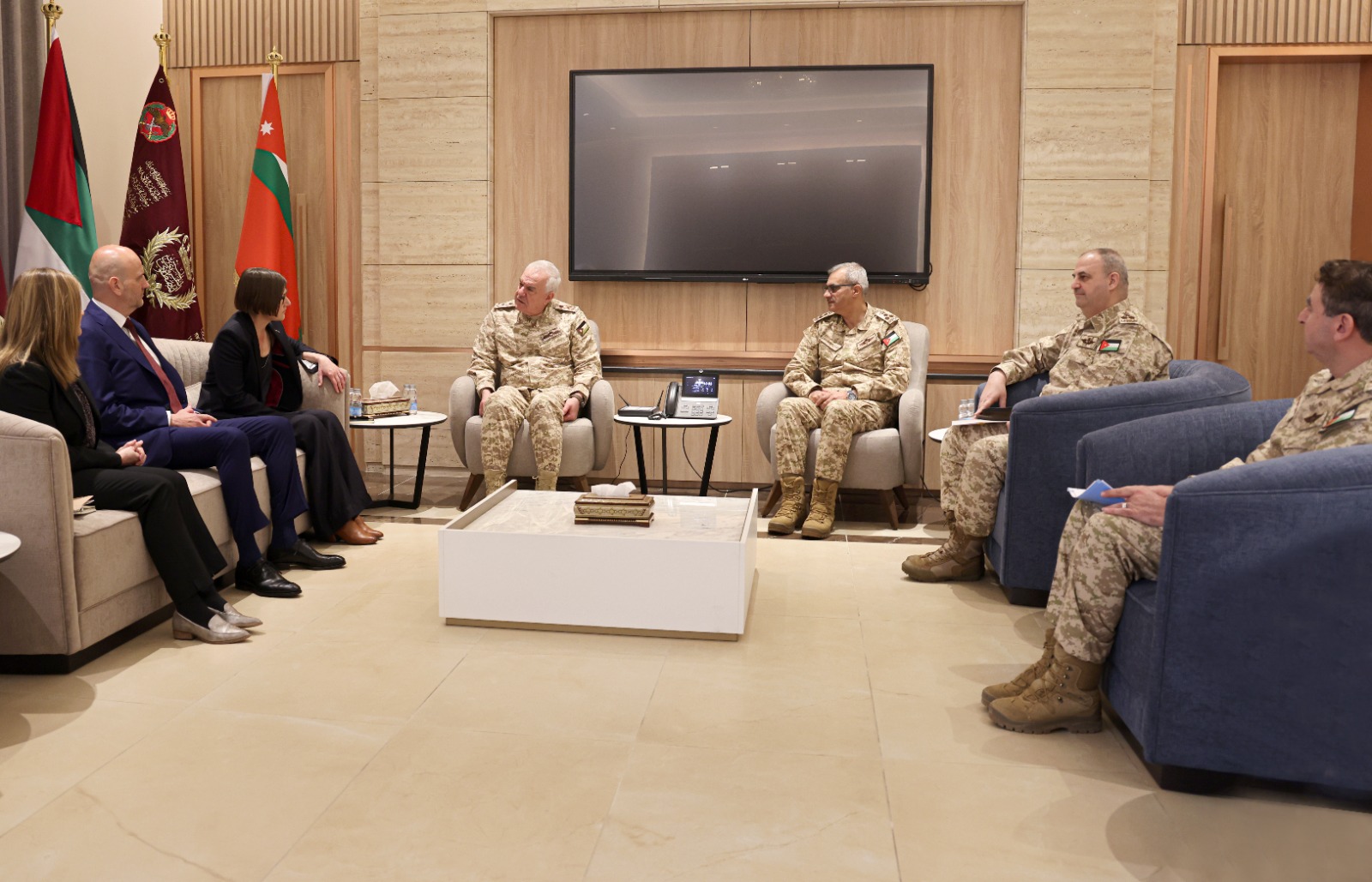 رئيس هيئة الأركان يستقبل رئيسة اللجنة الدولية للصليب الأحمر