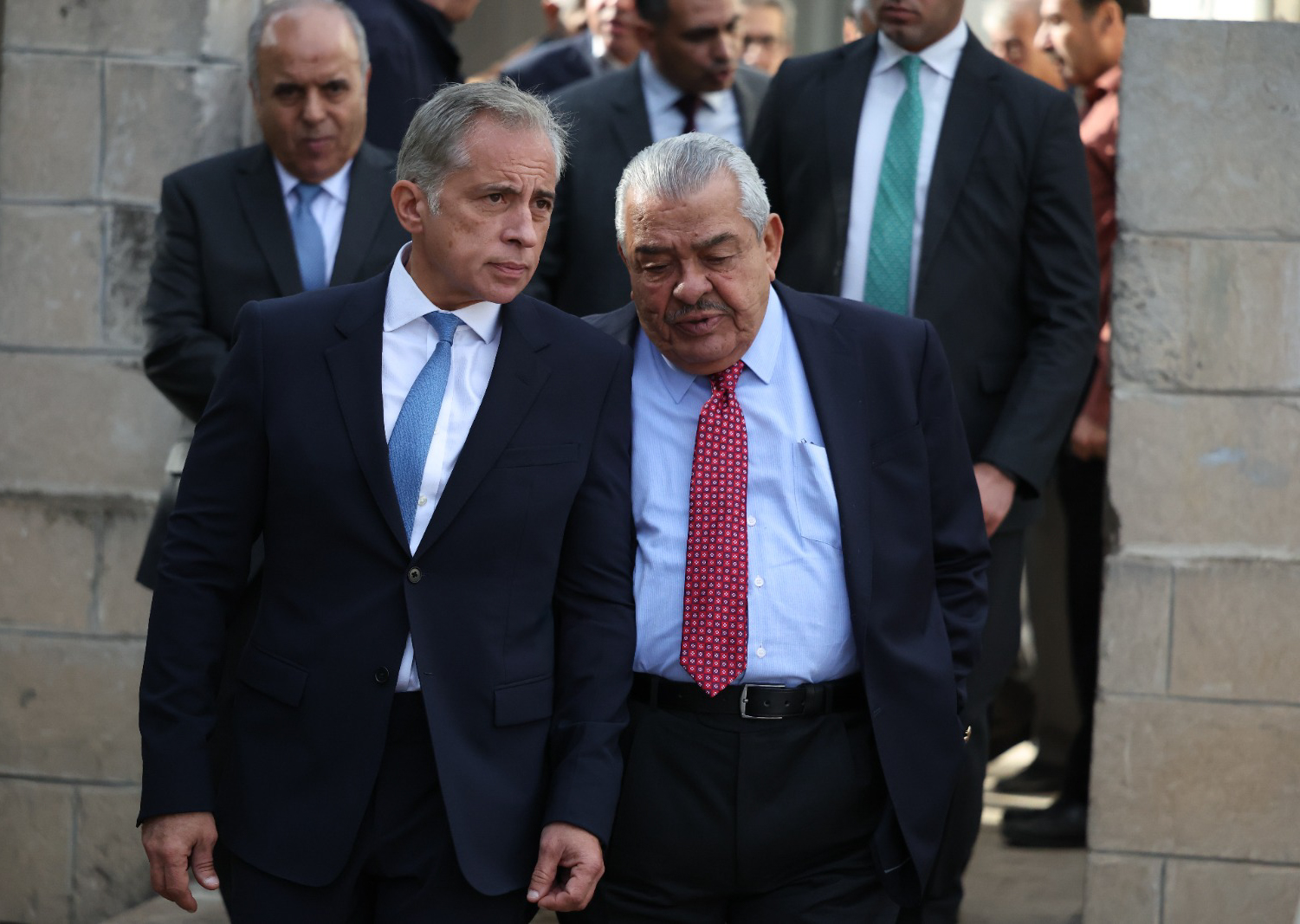 الرئيسان حسان والروابدة يتفقدان مدرسة إربد الثانوية