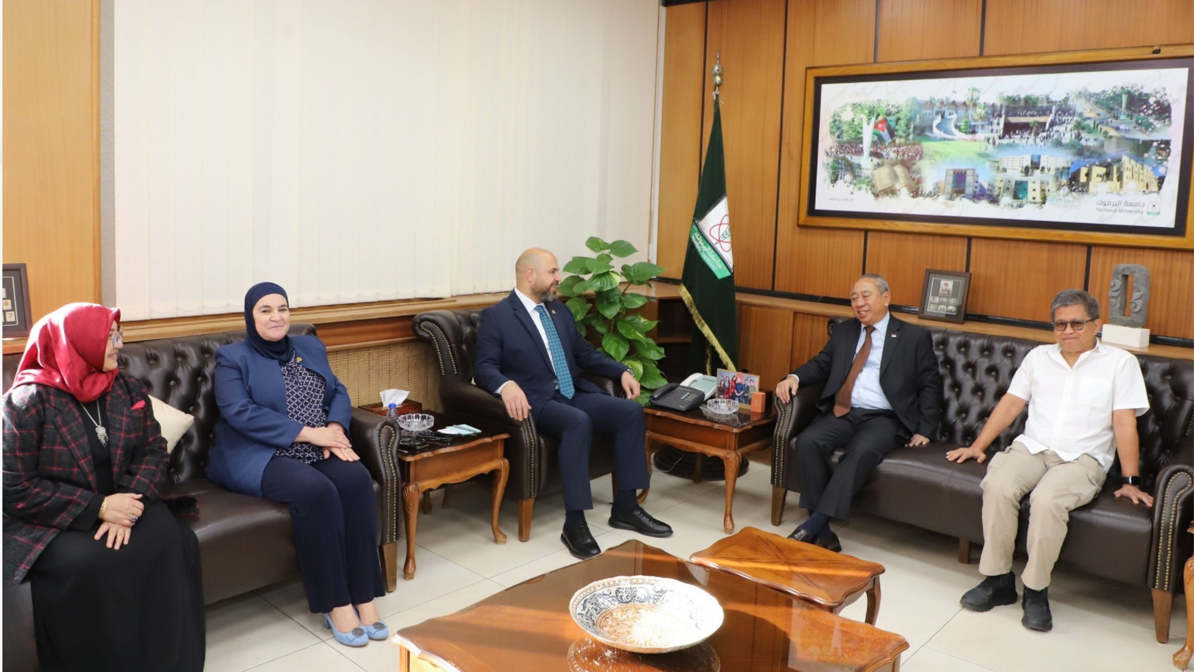 رئيس جامعة اليرموك يبحث مع السفير الإندونيسي تعزيز التعاون العلمي 