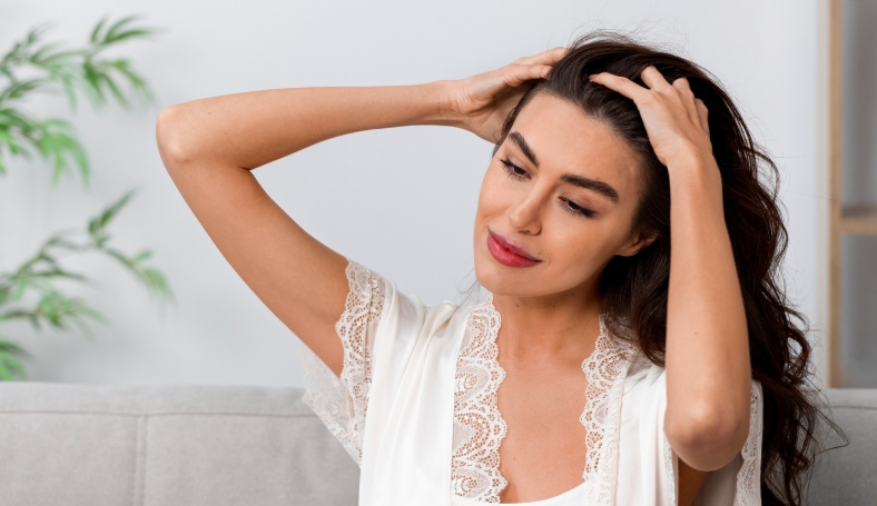 روتين أسبوعي للعناية بالشعر الجاف وترطيبه بعمق باستخدام مكوّنات طبيعية