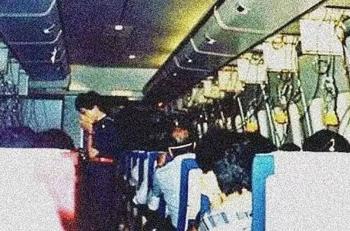 قبل ثوانٍ من أسوأ حادث تحطم في العالم ..  الصورة الأخيرة داخل الطائرة اليابانية المنكوبة عام 1985