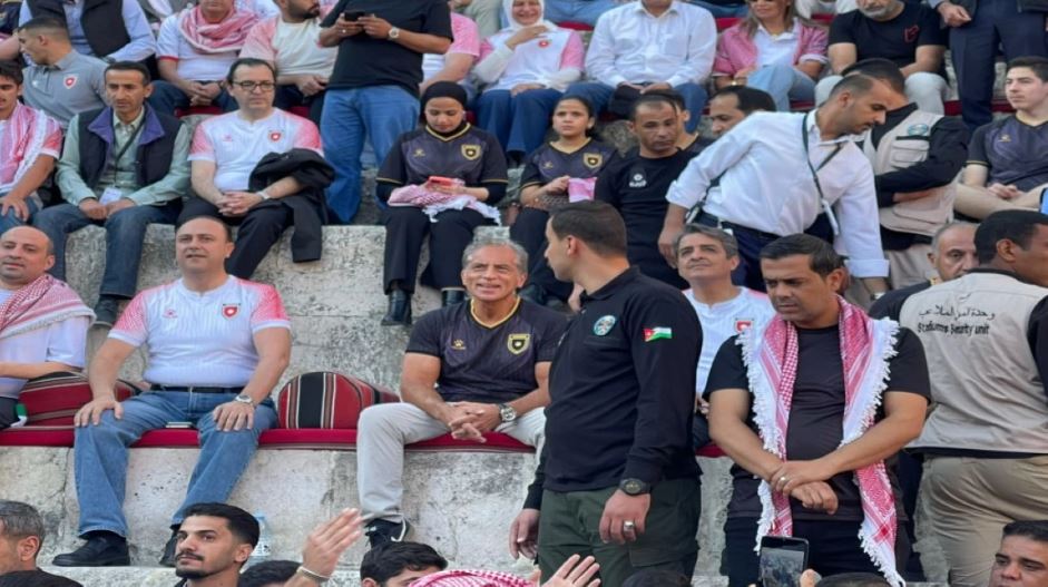 رئيس الوزراء يتابع مباراة النشامى والنمسا في المدرج الروماني