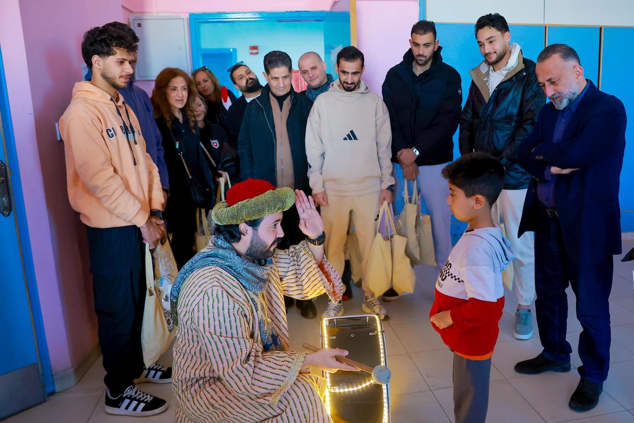 نجوم أردنيون شاركون رابطة اللاعبين بزيارة الأطفال في مستشفى الأمير حمزة