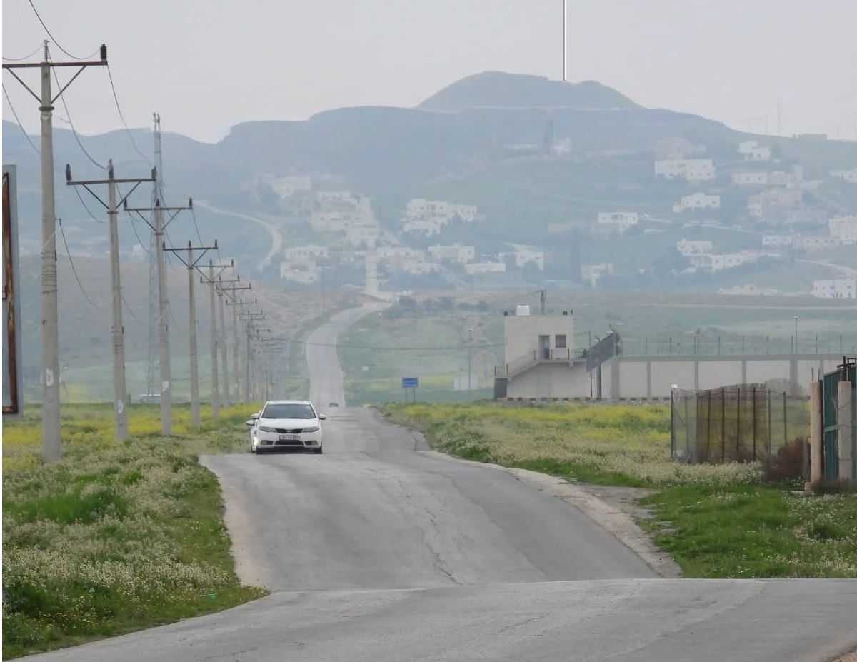 جبل الخناصري لوحة طبيعية تجذب السياح في البادية الشمالية الغربية