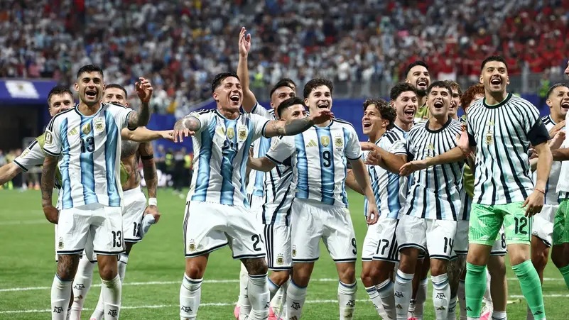 فيفا يرفض معاقبة الأرجنتين بعد هتافات سياسية عقب الفوز على مصر