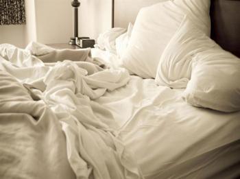 خبراء يكشفون أضرار ترتيب السرير عند الاستيقاظ