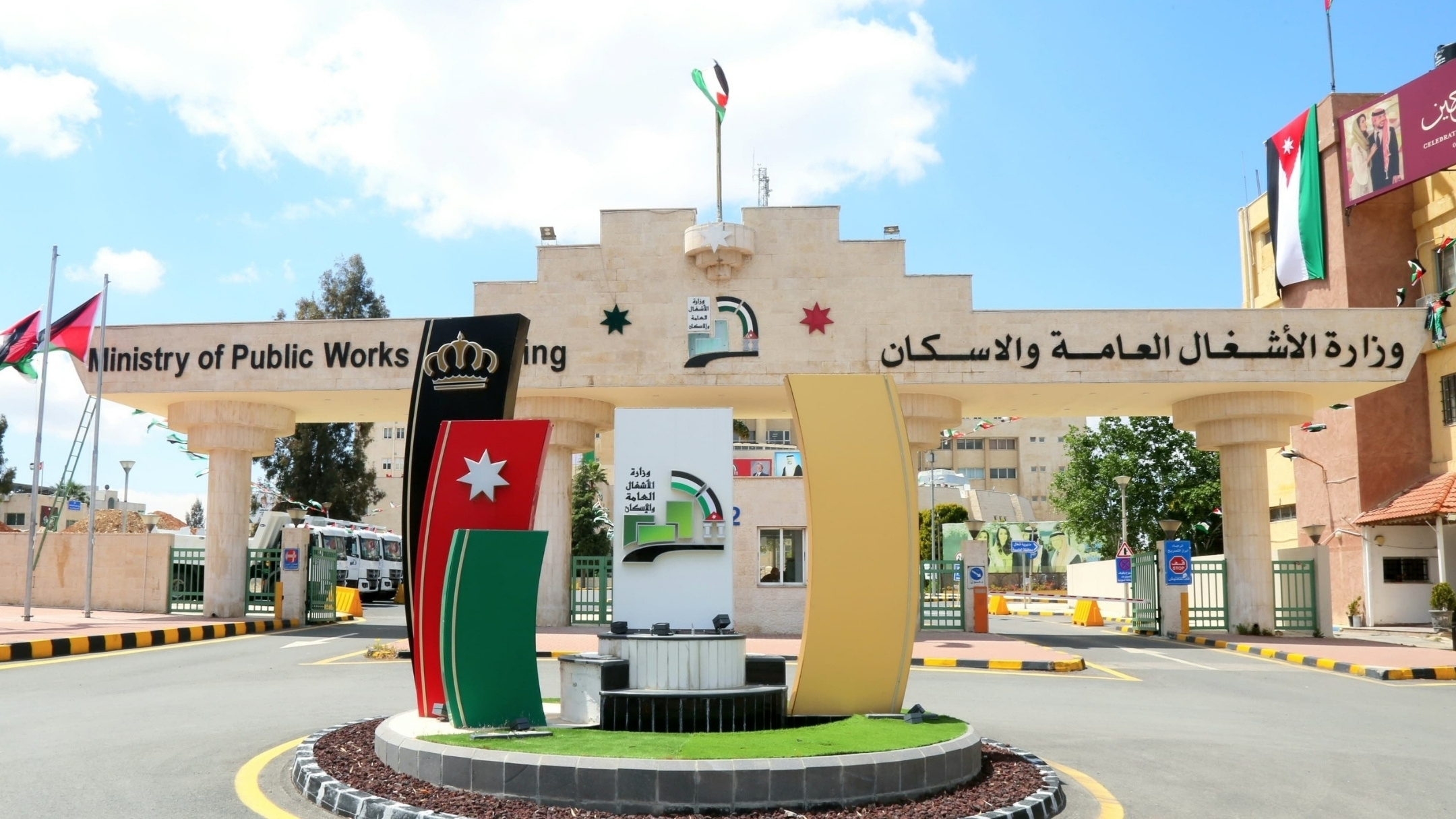 الأشغال تبدأ أعمال صيانة على طريق المطار ليلا