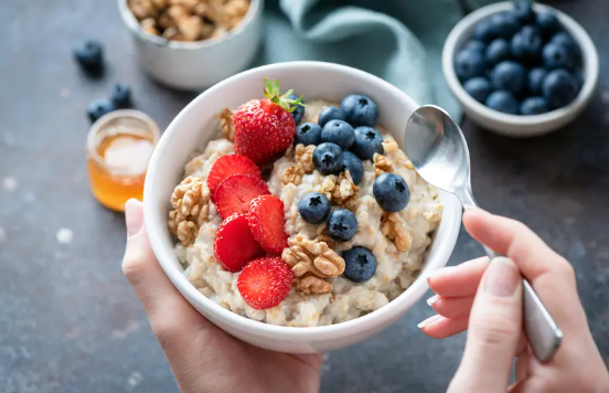 الشوفان والبيض ..  احتياجك الغذائي يحدد إفطارك الأفضل