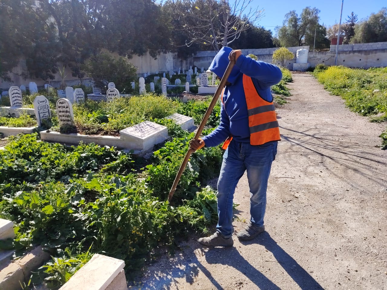 بلدية إربد تجهز مقابر المدينة للعيد 