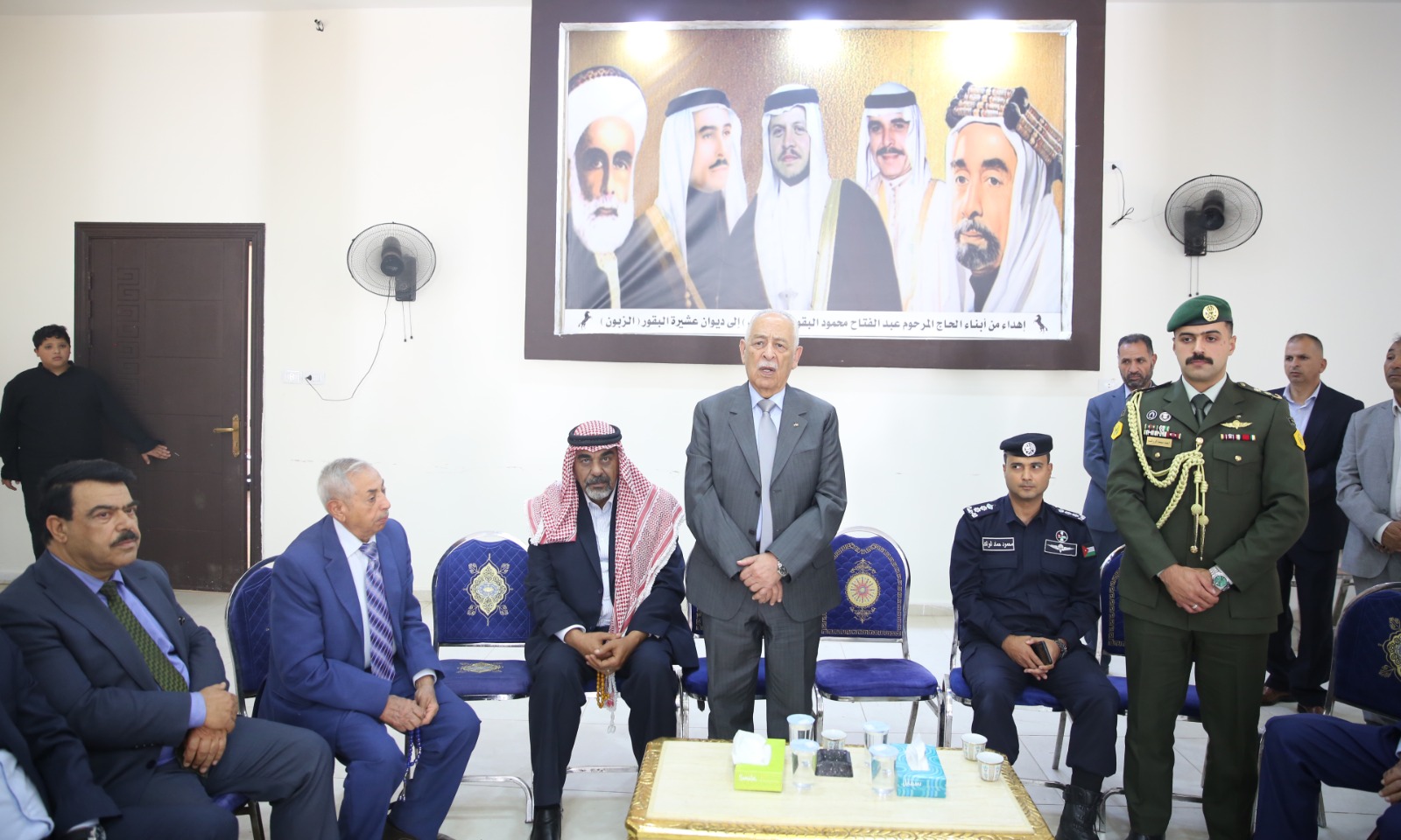 مندوبا عن الملك وولي العهد ..  العيسوي يعزي عشيرة البقور