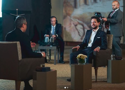 ولي العهد ينشر صورا من مقابلة قناة العربية بمناسبة اليوبيل الفضّي