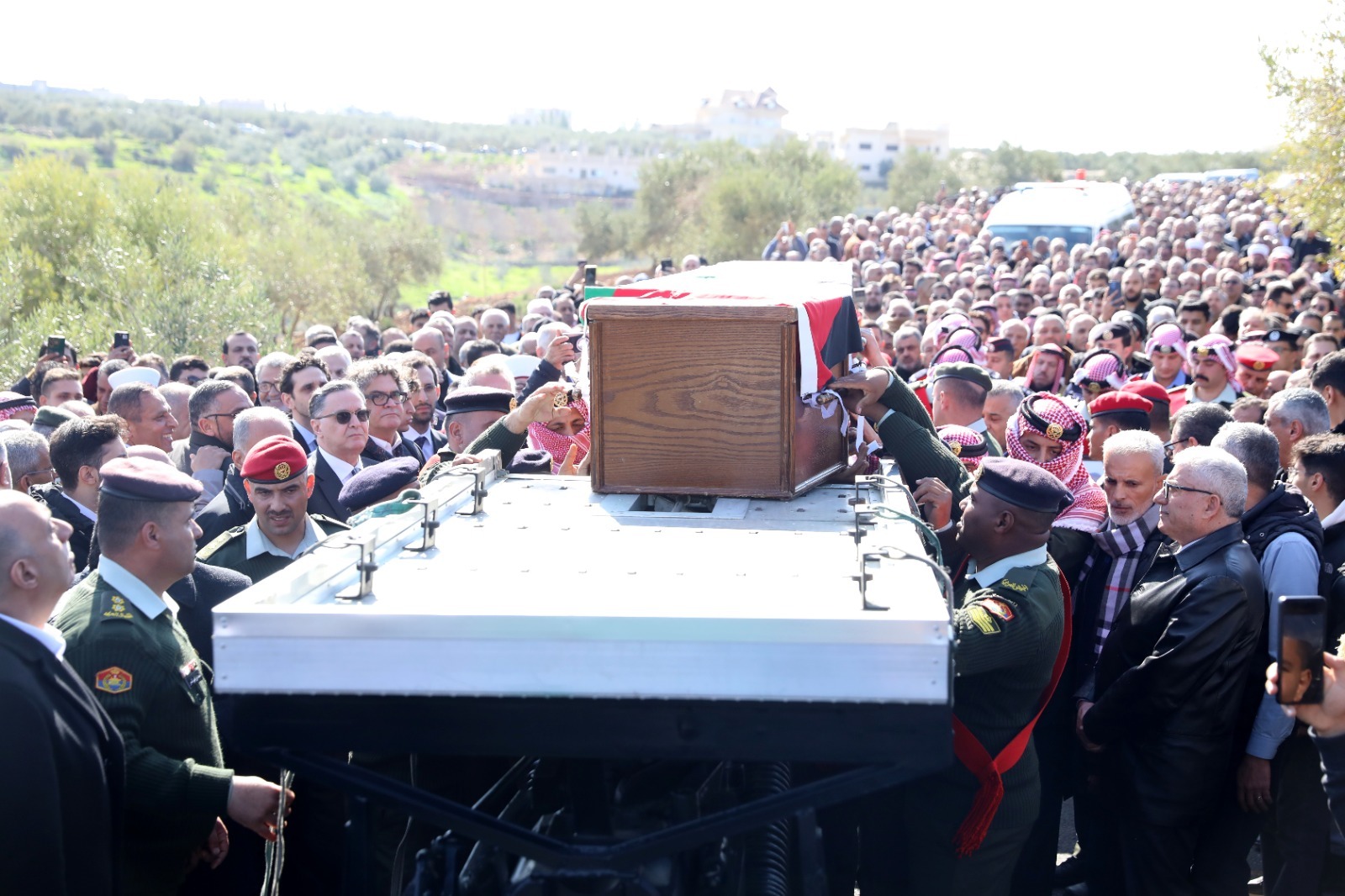 مندوبا عن الملك وولي العهد ..  العيسوي يشارك بتشييع جثمان الرئيس عبيدات