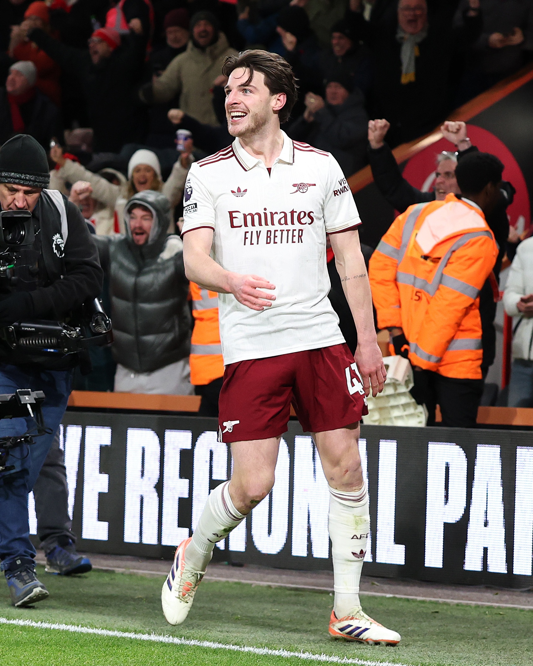 ثنائية رايس تقود آرسنال للحفاظ على صدارة الدوري الإنجليزي