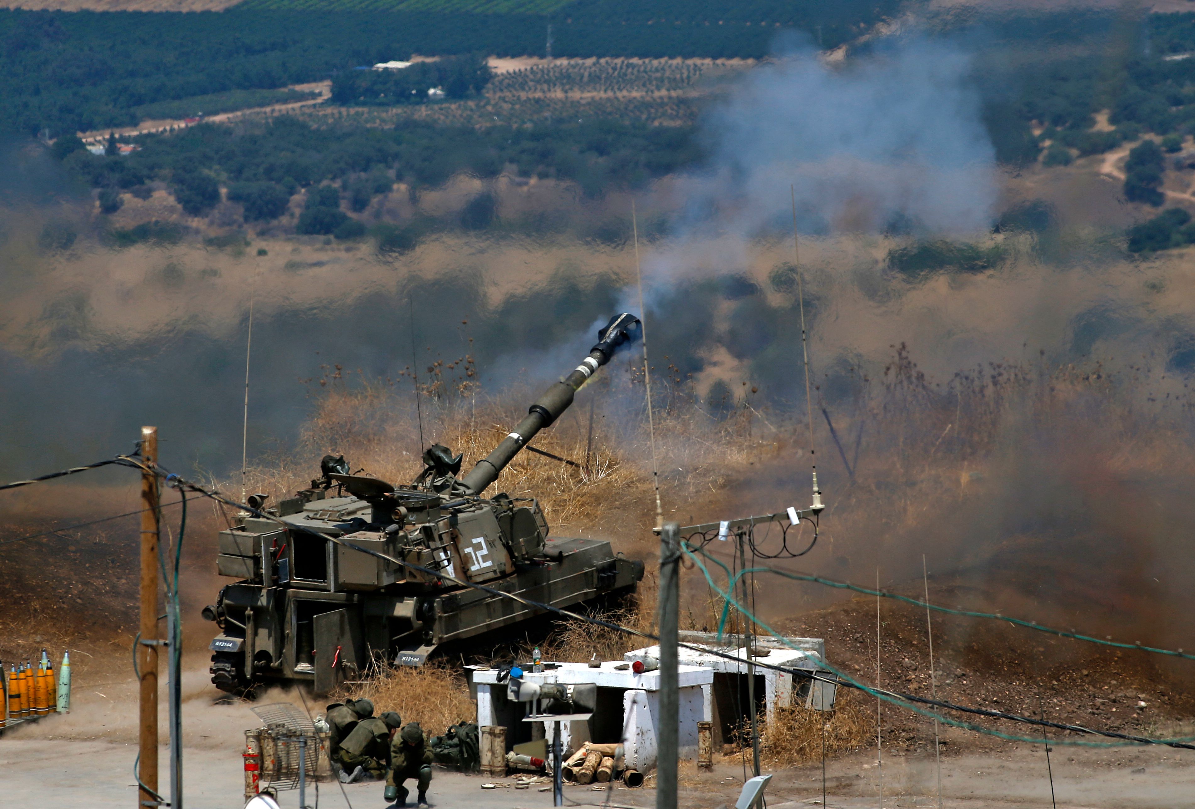 رويترز: مؤشرات أولية لاستهداف دبابة إسرائيلية قاعدة دولية في لبنان