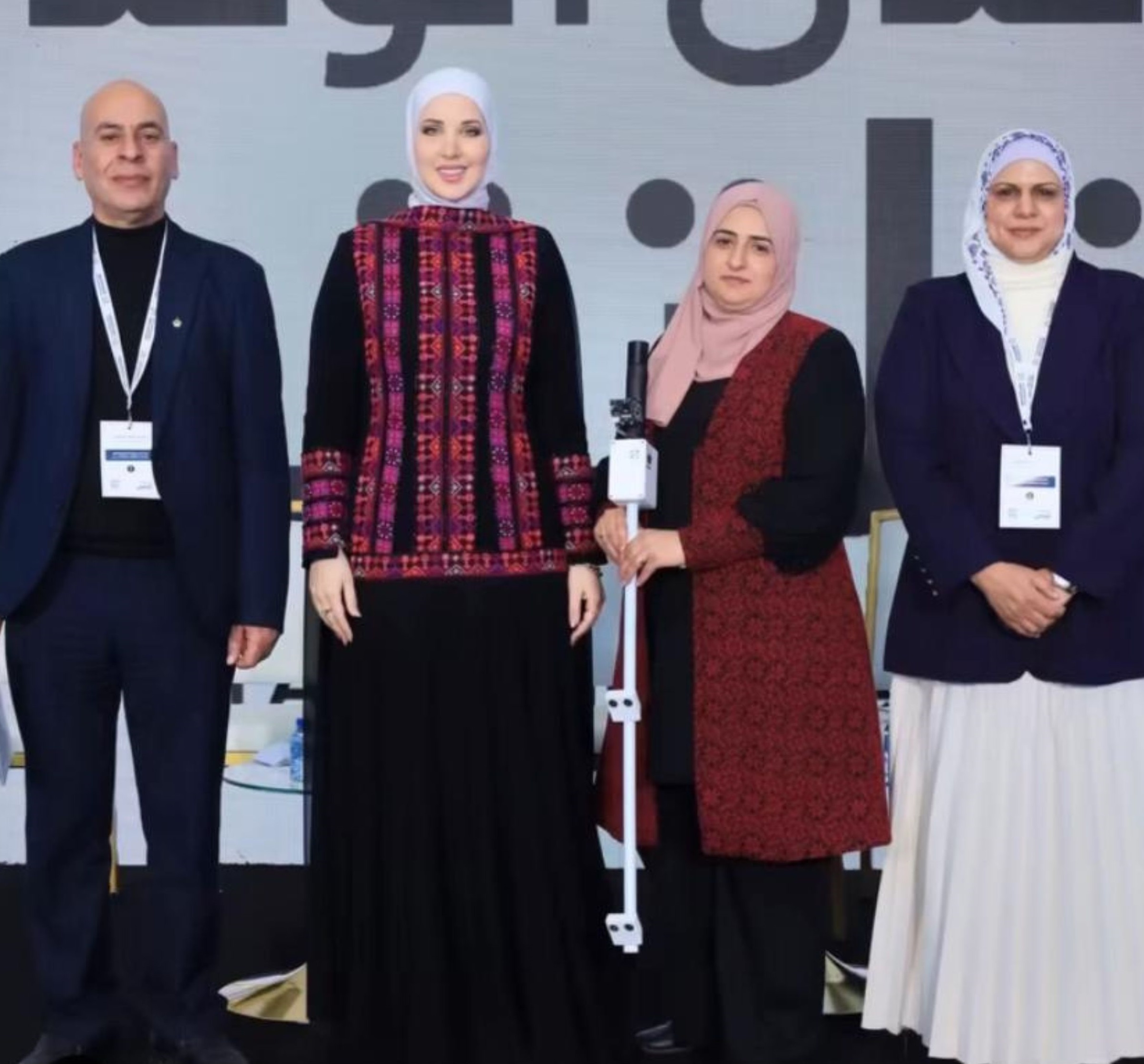 طالبات من تربية الطفيلة يبتكرن عصا ذكية لمساعدة ذوي الإعاقة البصرية